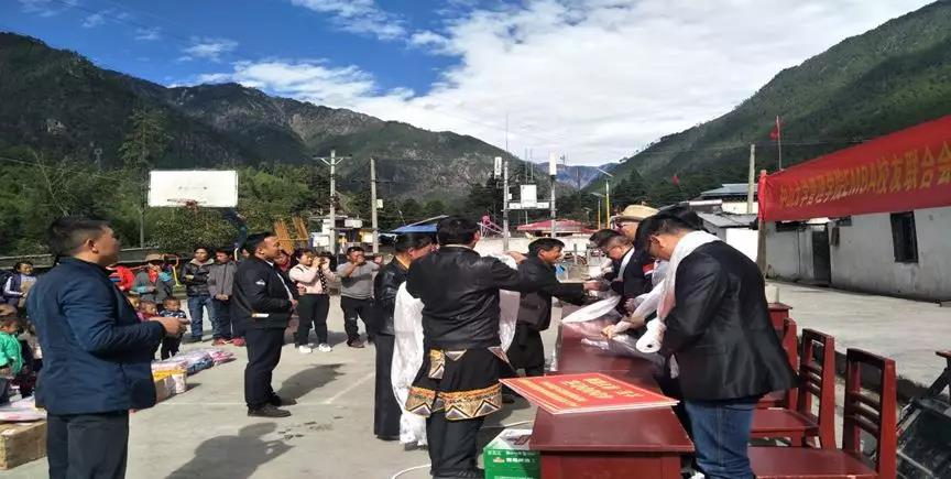 EMBA公益行员工到学尼村看望贫困家庭