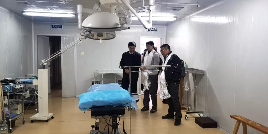 EMBA公益行员工查看捐赠医疗设备使用情况