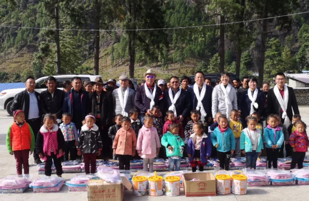 EMBA公益行员工看望学尼村爱心救助幼儿园孩子