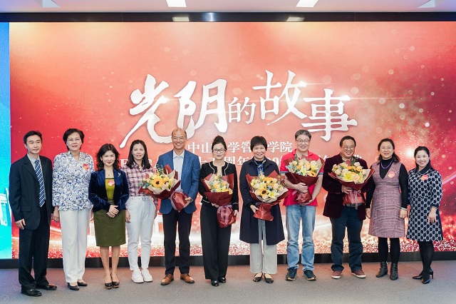 EMBA员工代表向伟德国际victor1946老师献花谢师恩