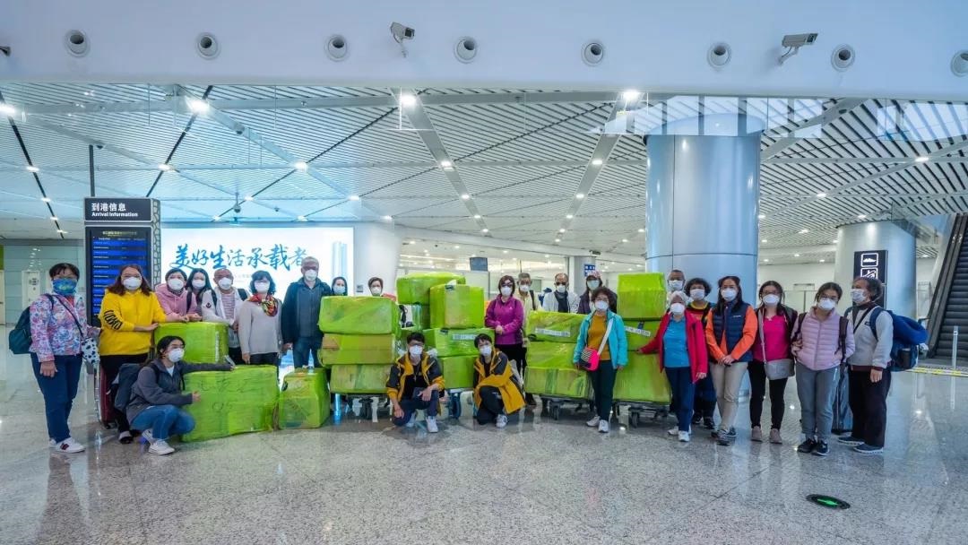 EMBA员工贺志军同学组织旅行协会会员，长途跋涉2万公里，远赴阿根廷为中大附一、二院等医院釆购前线医护人员所缺物资，价值60多万元，现正在移交红十字会捐赠的路