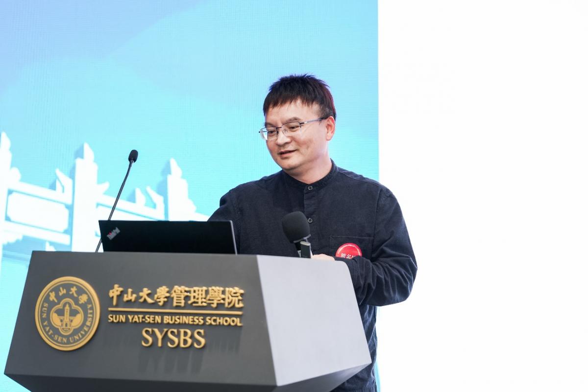 EMBA5期（04冬乙）熊名旭员工进行班级风采展示