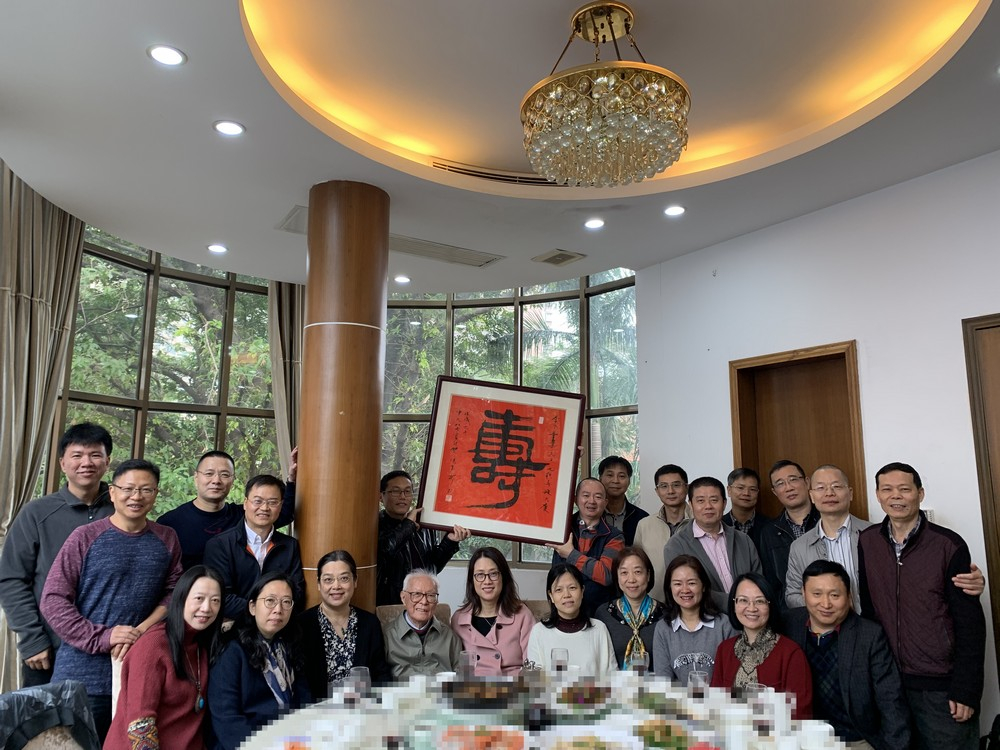 李学柔老师与返校员工合影