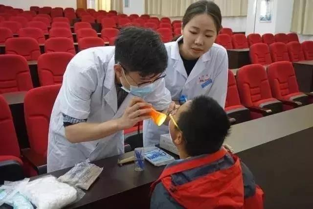 杨乐在西藏义诊