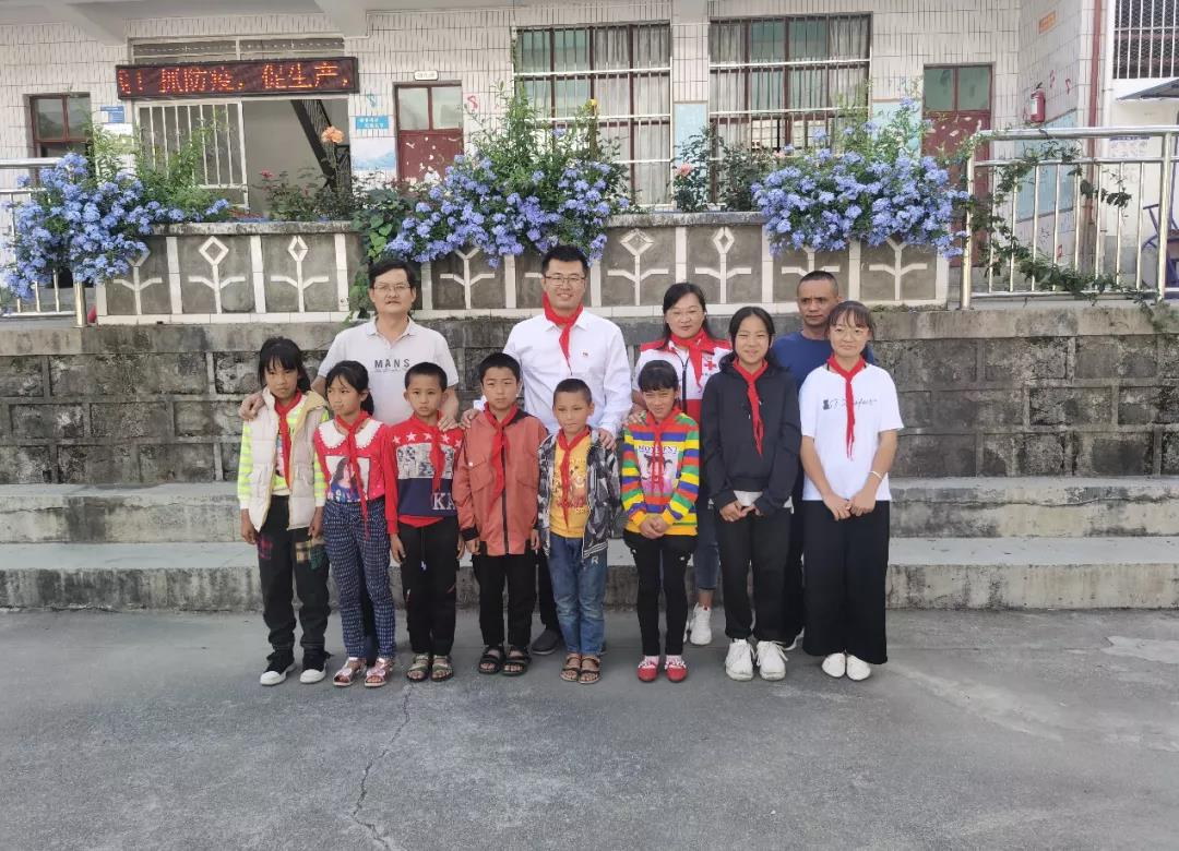 凤庆县人民政府副县长王克（后排左二，伟德国际victor1946挂职干部）与员工合影